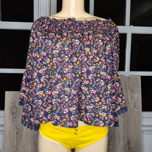 Taylor and Sage Off the shoulder Floral Blouse - Picture 2 of 12